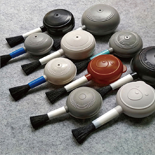 Мультяшний ведмідь дує щіткою для очищення областей або канавок